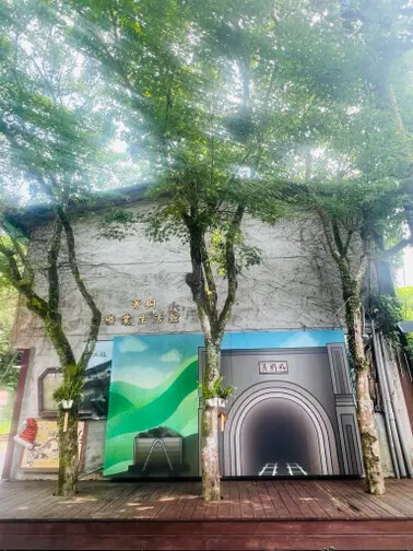 新北市火車平溪線一日遊：菁桐站。平溪站。逛老街吃美食放天燈。懷舊的鐵道遊