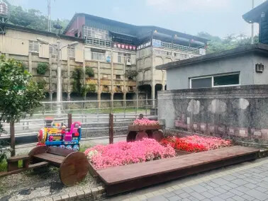 新北市火車平溪線一日遊：菁桐站。平溪站。逛老街吃美食放天燈。懷舊的鐵道遊