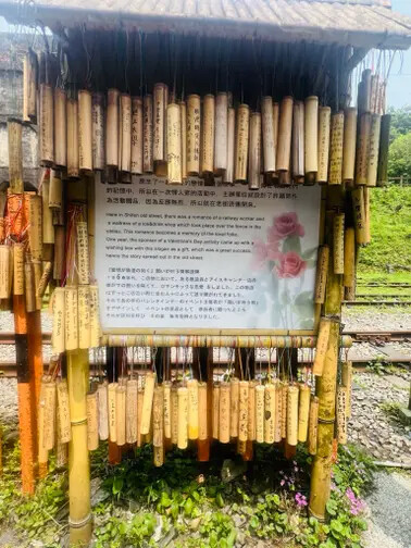 新北市火車平溪線一日遊：菁桐站。平溪站。逛老街吃美食放天燈。懷舊的鐵道遊