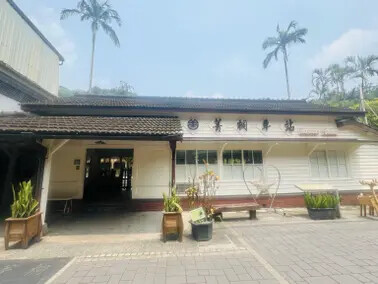 新北市火車平溪線一日遊：菁桐站。平溪站。逛老街吃美食放天燈。懷舊的鐵道遊