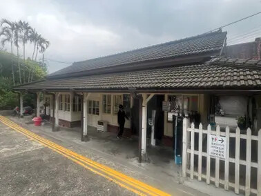 新北市火車平溪線一日遊：菁桐站。平溪站。逛老街吃美食放天燈。懷舊的鐵道遊