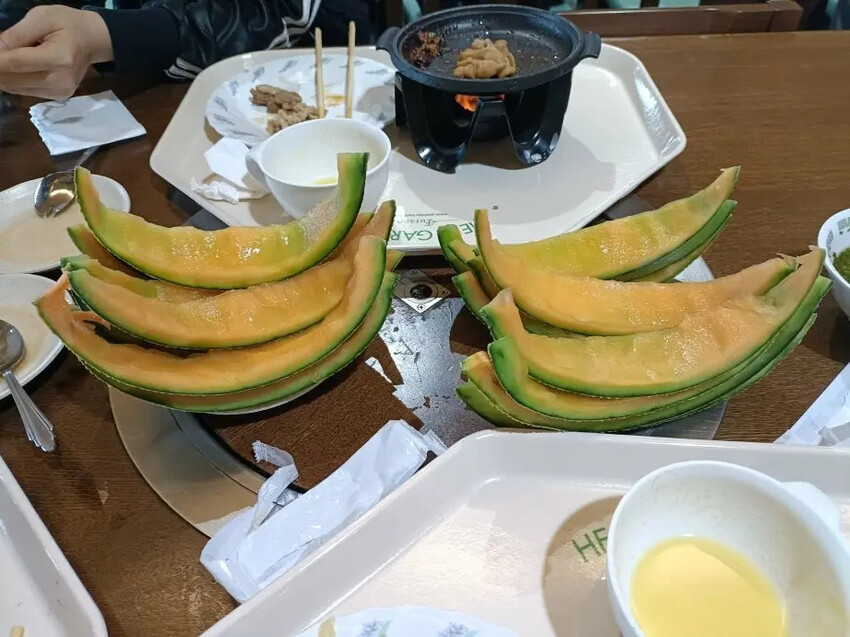 日本2024東京北海道|美瑛四季彩之丘，賞花賞景好放鬆~必吃生玉米、薰衣草牛奶霜淇淋!午餐哈蜜瓜吃到飽~~~好甜好