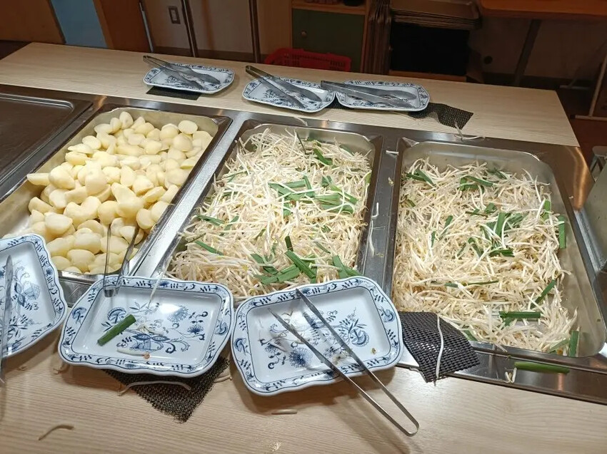 日本2024東京北海道|美瑛四季彩之丘，賞花賞景好放鬆~必吃生玉米、薰衣草牛奶霜淇淋!午餐哈蜜瓜吃到飽~~~好甜好