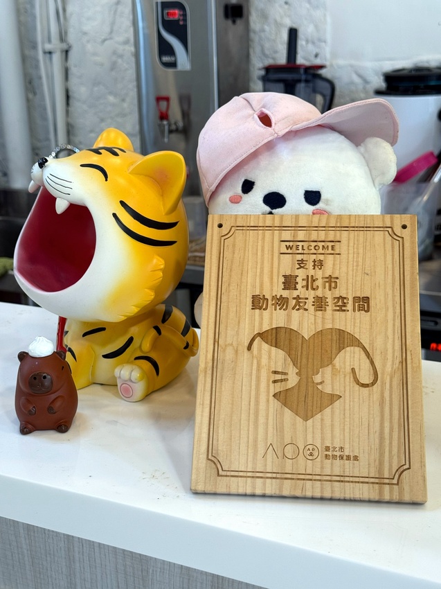 台北市萬華區西門町最療癒的複合式餐廳，奔fun足體X水豚搖搖茶飲（複合式）-超萌水豚君，超乖小貓咪，全身按摩，足療通通有，萬華區包場推薦！