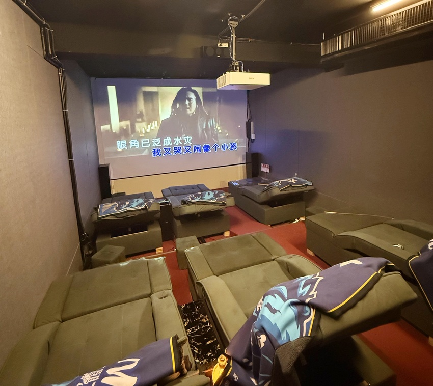 台北市萬華區西門町最療癒的複合式餐廳，奔fun足體X水豚搖搖茶飲（複合式）-超萌水豚君，超乖小貓咪，全身按摩，足療通通有，萬華區包場推薦！