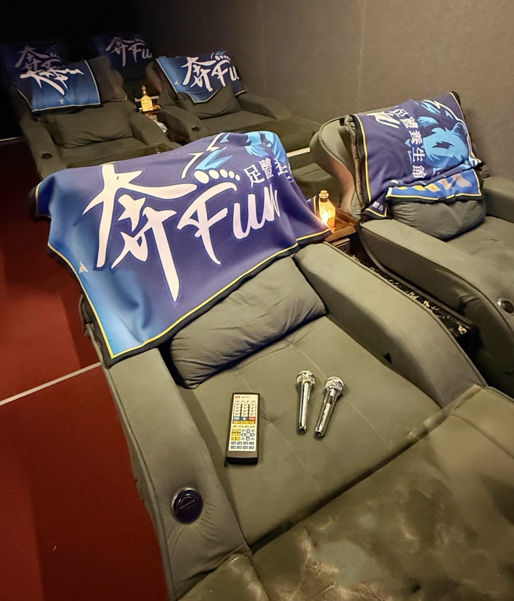 台北市萬華區西門町最療癒的複合式餐廳，奔fun足體X水豚搖搖茶飲（複合式）-超萌水豚君，超乖小貓咪，全身按摩，足療通通有，萬華區包場推薦！