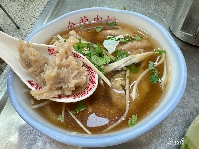 基隆必吃必去｜正濱漁港+台畜熱狗堡公車站+金龍肉羹｜繽紛好拍