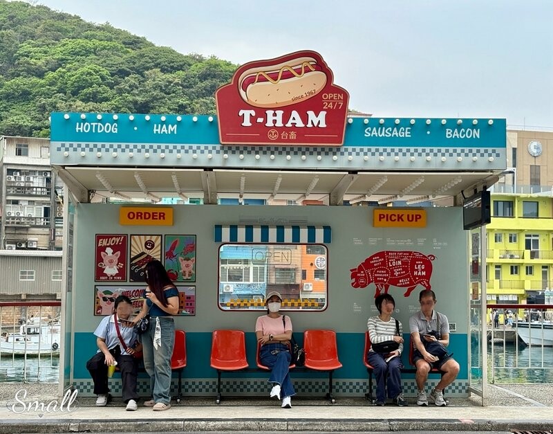 基隆必吃必去｜正濱漁港+台畜熱狗堡公車站+金龍肉羹｜繽紛好拍