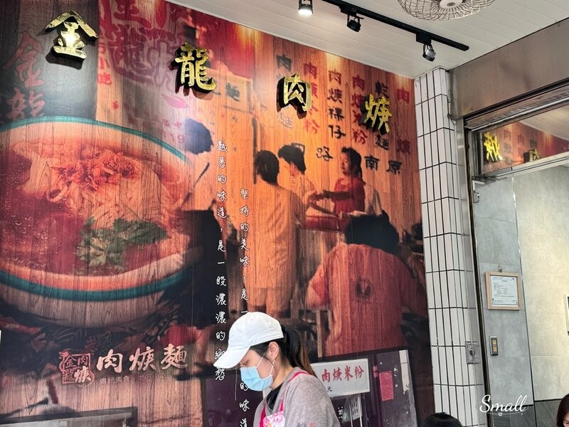 基隆必吃必去｜正濱漁港+台畜熱狗堡公車站+金龍肉羹｜繽紛好拍