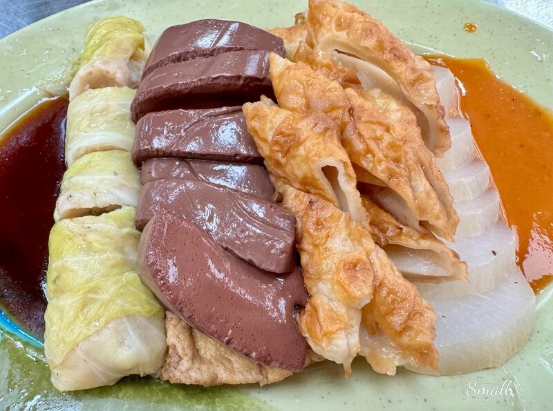 基隆必吃必去｜正濱漁港+台畜熱狗堡公車站+金龍肉羹｜繽紛好拍