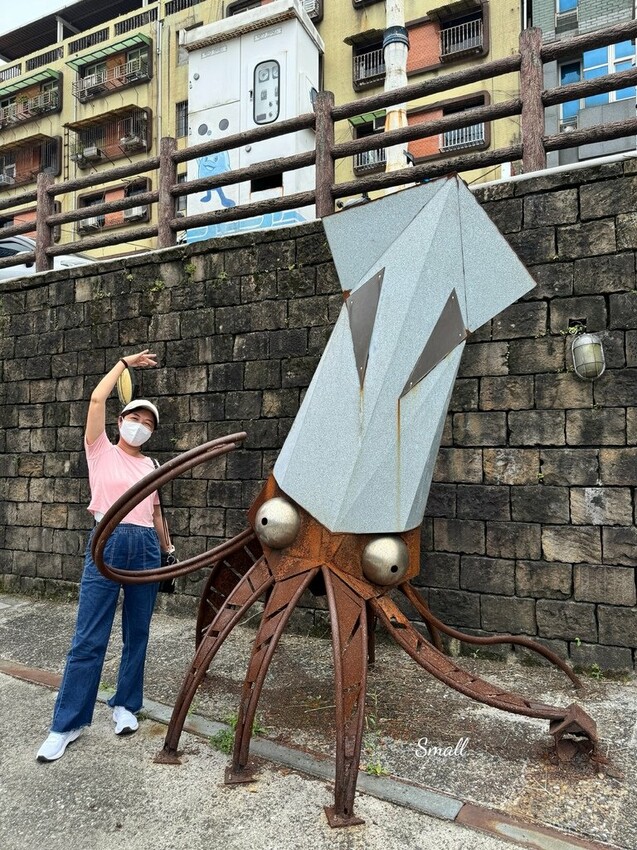 基隆必吃必去｜正濱漁港+台畜熱狗堡公車站+金龍肉羹｜繽紛好拍