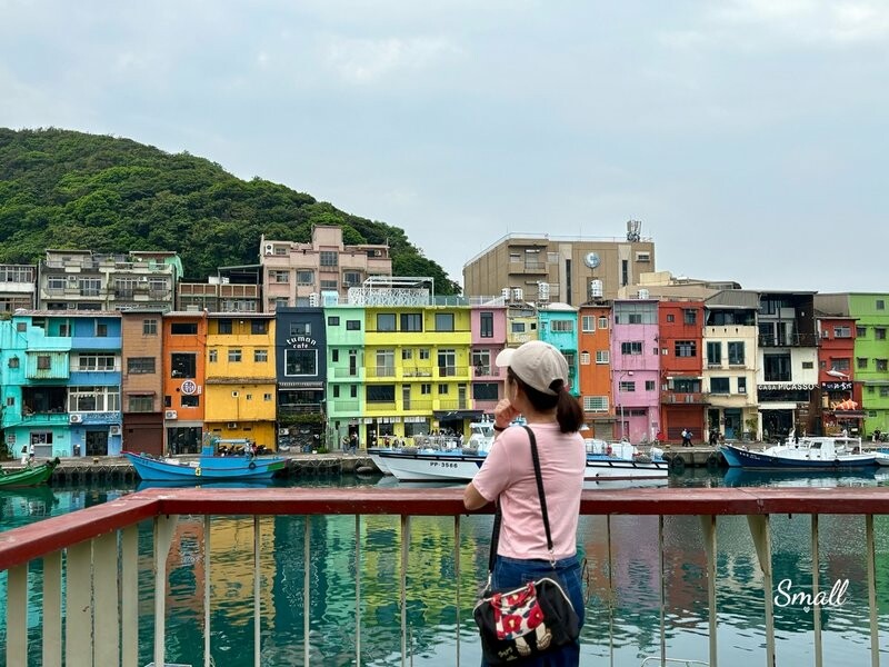 基隆必吃必去｜正濱漁港+台畜熱狗堡公車站+金龍肉羹｜繽紛好拍