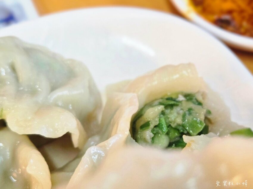 捷運市政府站美食，牛肉像厚切牛排超大塊，免費加湯還放好多蘿蔔「半島牛肉麵」