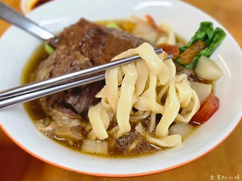 捷運市政府站美食，牛肉像厚切牛排超大塊，免費加湯還放好多蘿蔔「半島牛肉麵」