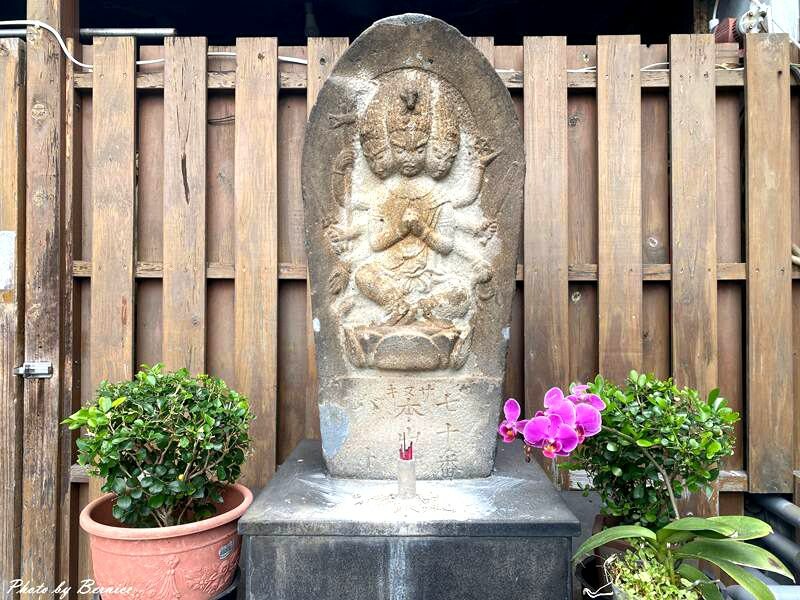第七十番石佛.台北新四國遍路~被溫泉會館收藏供奉雨天還會幫石佛戴上斗笠遮雨 @Bernice的隨手筆記