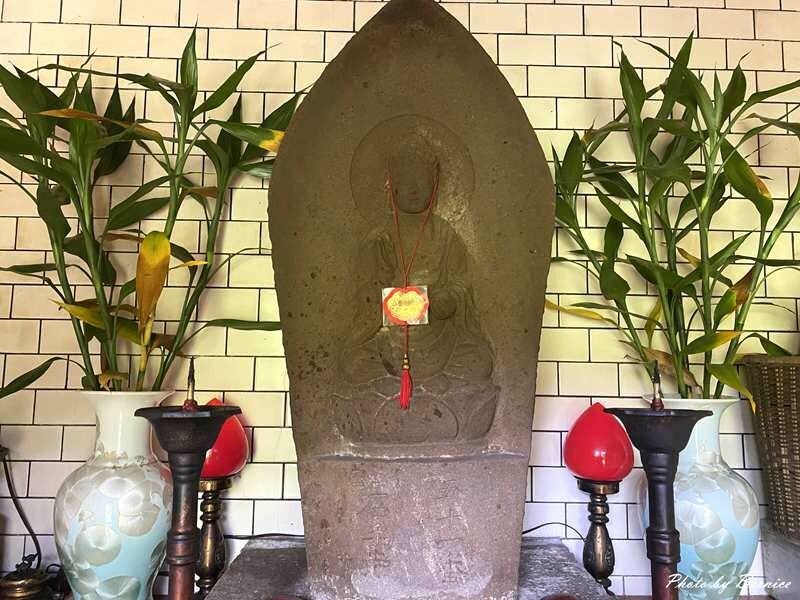 第五十一番石佛.台北新四國遍路~在陽明山上小廟中接受香火供奉 @Bernice的隨手筆記