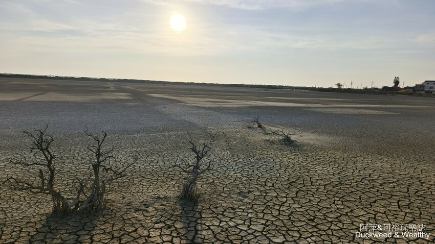 台南市七股區【台南.七股】「頂山賞鳥亭」大自然鹽灘龜裂奇景|彩霞夕照下的荒涼大地讓人驚艷的熱拍景點|