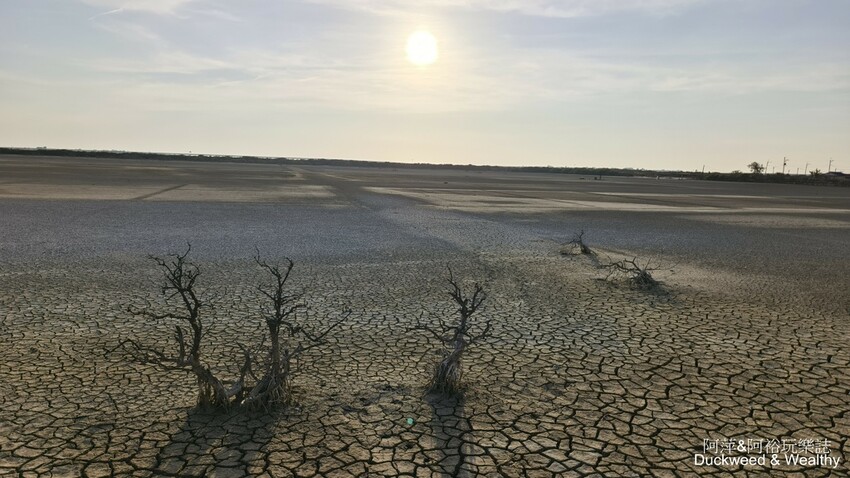 台南市七股區【台南.七股】「頂山賞鳥亭」大自然鹽灘龜裂奇景|彩霞夕照下的荒涼大地讓人驚艷的熱拍景點|