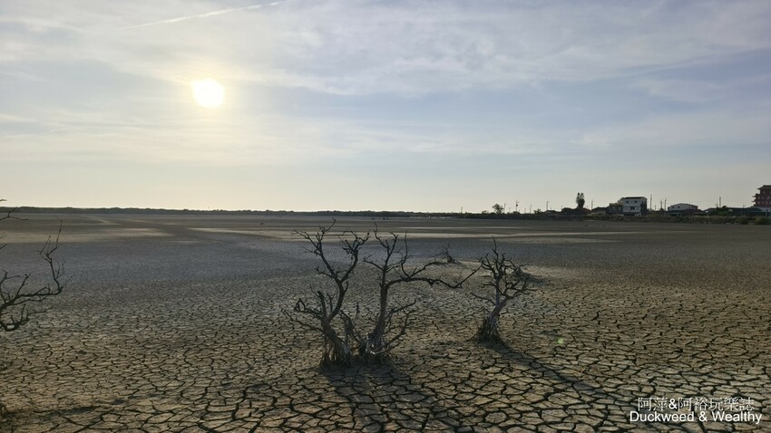 台南市七股區【台南.七股】「頂山賞鳥亭」大自然鹽灘龜裂奇景|彩霞夕照下的荒涼大地讓人驚艷的熱拍景點|