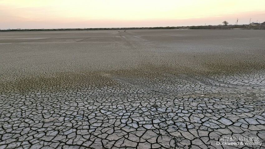 台南市七股區【台南.七股】「頂山賞鳥亭」大自然鹽灘龜裂奇景|彩霞夕照下的荒涼大地讓人驚艷的熱拍景點|
