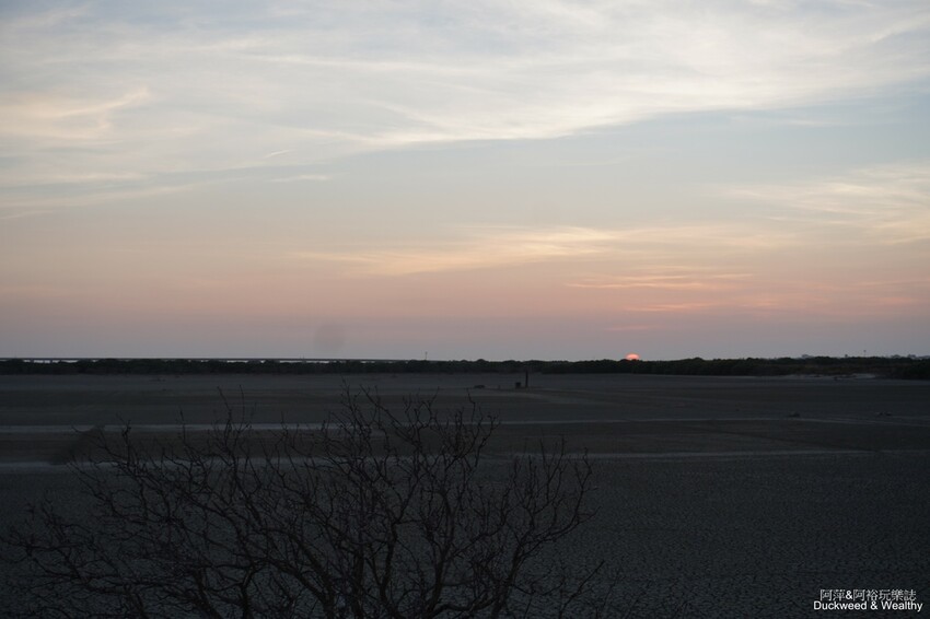 台南市七股區【台南.七股】「頂山賞鳥亭」大自然鹽灘龜裂奇景|彩霞夕照下的荒涼大地讓人驚艷的熱拍景點|
