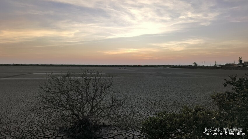台南市七股區【台南.七股】「頂山賞鳥亭」大自然鹽灘龜裂奇景|彩霞夕照下的荒涼大地讓人驚艷的熱拍景點|