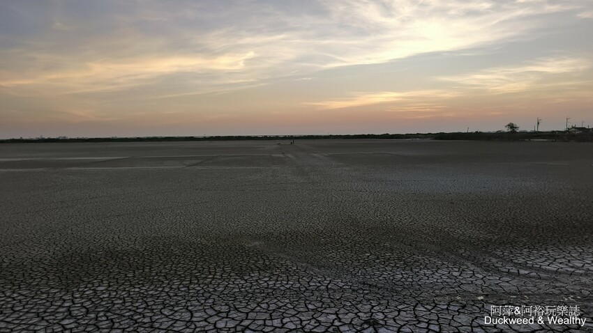 台南市七股區【台南.七股】「頂山賞鳥亭」大自然鹽灘龜裂奇景|彩霞夕照下的荒涼大地讓人驚艷的熱拍景點|