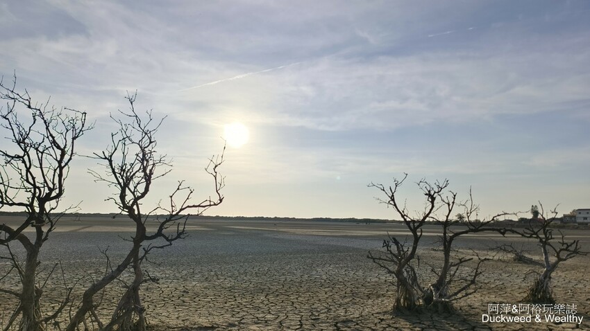台南市七股區【台南.七股】「頂山賞鳥亭」大自然鹽灘龜裂奇景|彩霞夕照下的荒涼大地讓人驚艷的熱拍景點|