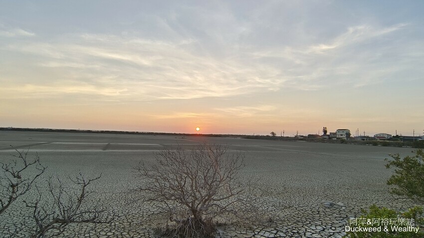 台南市七股區【台南.七股】「頂山賞鳥亭」大自然鹽灘龜裂奇景|彩霞夕照下的荒涼大地讓人驚艷的熱拍景點|