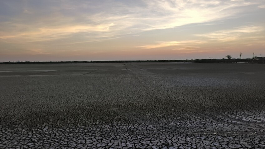 台南市七股區【台南.七股】「頂山賞鳥亭」大自然鹽灘龜裂奇景|彩霞夕照下的荒涼大地讓人驚艷的熱拍景點|