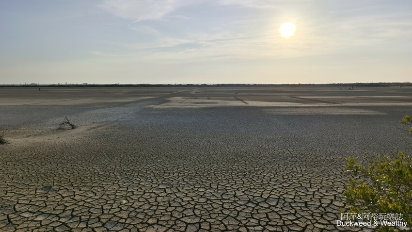 台南市七股區【台南.七股】「頂山賞鳥亭」大自然鹽灘龜裂奇景|彩霞夕照下的荒涼大地讓人驚艷的熱拍景點|