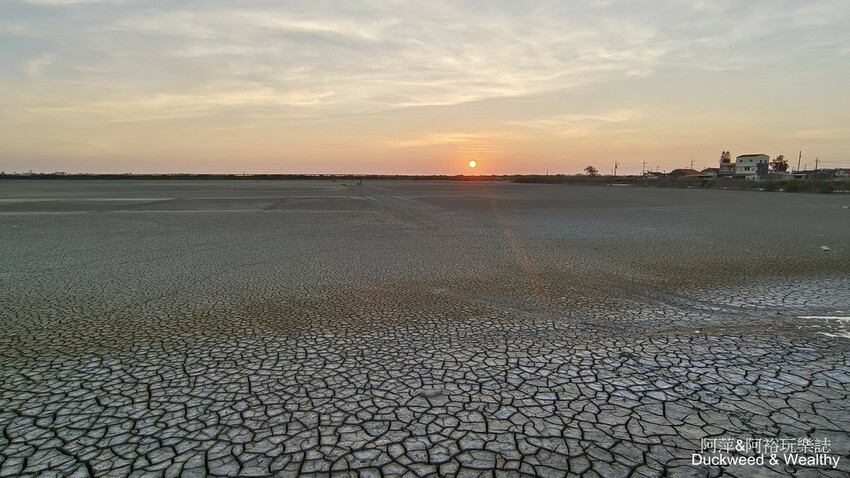 台南市七股區【台南.七股】「頂山賞鳥亭」大自然鹽灘龜裂奇景|彩霞夕照下的荒涼大地讓人驚艷的熱拍景點|