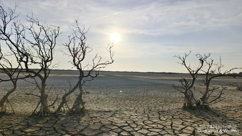 台南市七股區【台南.七股】「頂山賞鳥亭」大自然鹽灘龜裂奇景|彩霞夕照下的荒涼大地讓人驚艷的熱拍景點|