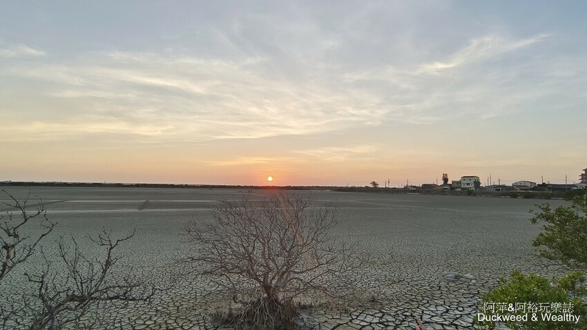 台南市七股區【台南.七股】「頂山賞鳥亭」大自然鹽灘龜裂奇景|彩霞夕照下的荒涼大地讓人驚艷的熱拍景點|