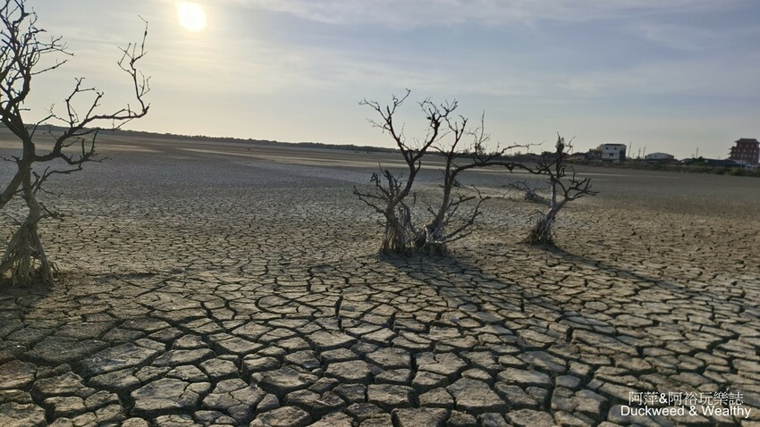 台南市七股區【台南.七股】「頂山賞鳥亭」大自然鹽灘龜裂奇景|彩霞夕照下的荒涼大地讓人驚艷的熱拍景點|