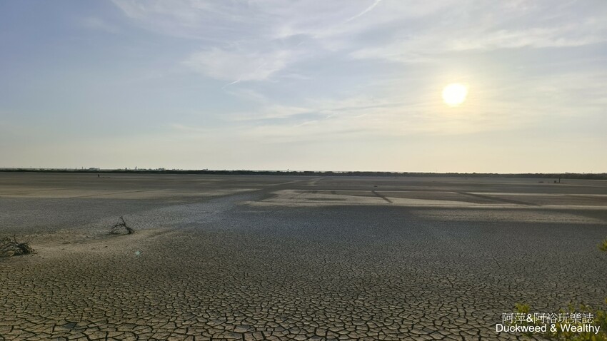 台南市七股區【台南.七股】「頂山賞鳥亭」大自然鹽灘龜裂奇景|彩霞夕照下的荒涼大地讓人驚艷的熱拍景點|