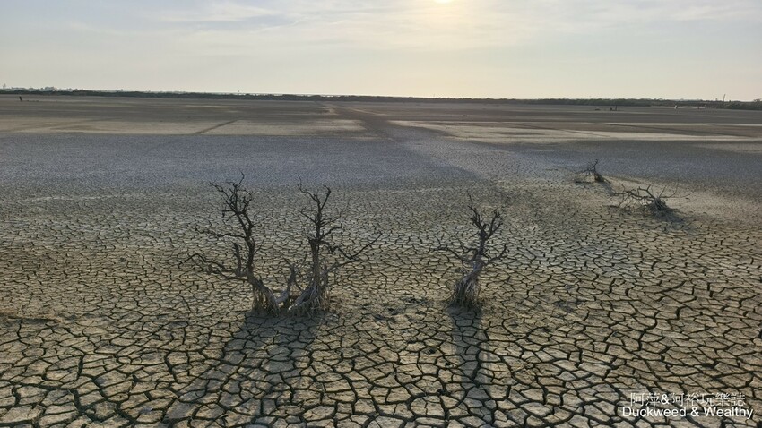 台南市七股區【台南.七股】「頂山賞鳥亭」大自然鹽灘龜裂奇景|彩霞夕照下的荒涼大地讓人驚艷的熱拍景點|
