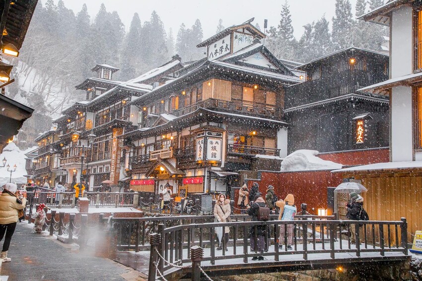 日本銀山溫泉雪景，神隱少女場景超夢幻，最新冬季交通管制情報。