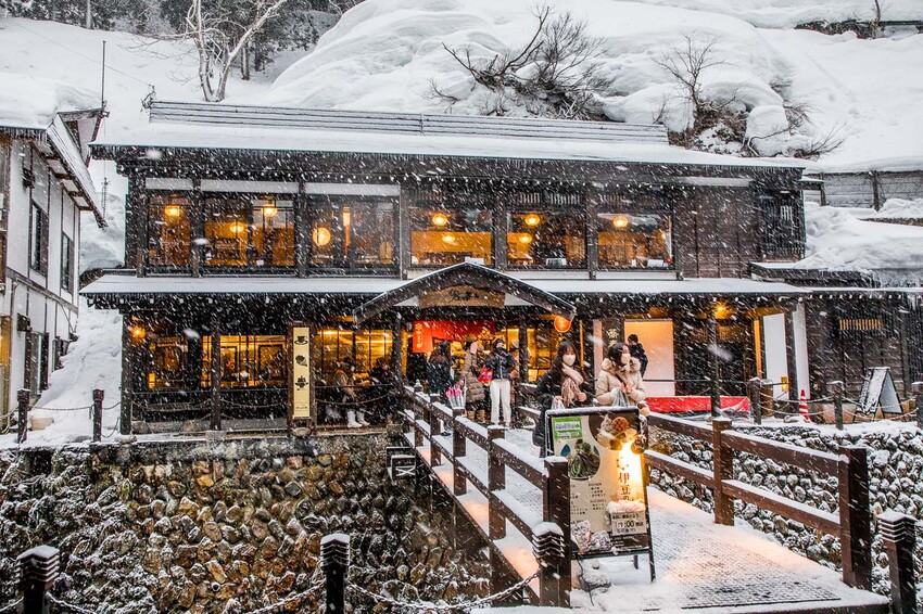 日本銀山溫泉雪景，神隱少女場景超夢幻，最新冬季交通管制情報。