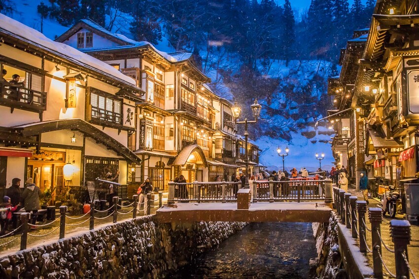 日本銀山溫泉雪景，神隱少女場景超夢幻，最新冬季交通管制情報。