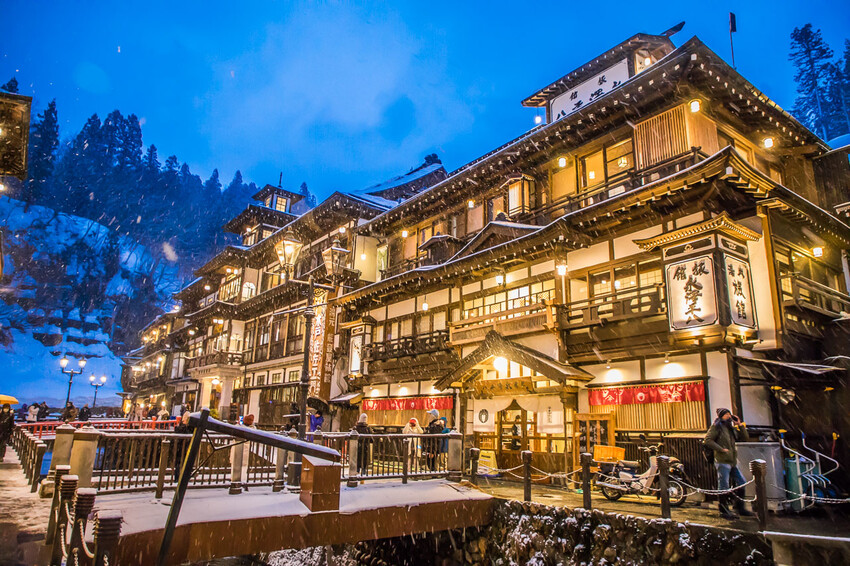 日本銀山溫泉雪景，神隱少女場景超夢幻，最新冬季交通管制情報。