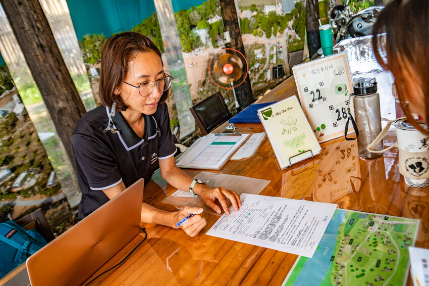 卓蘭小巷清風豪華露營，一泊三食網美必拍。