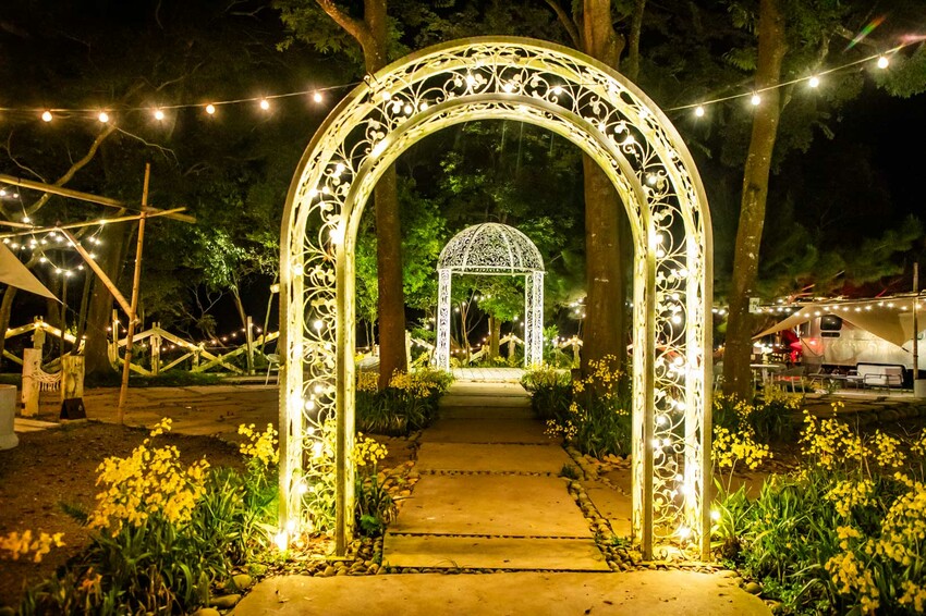 卓蘭小巷清風豪華露營，一泊三食網美必拍。