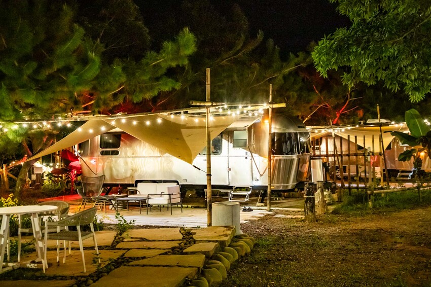 卓蘭小巷清風豪華露營，一泊三食網美必拍。