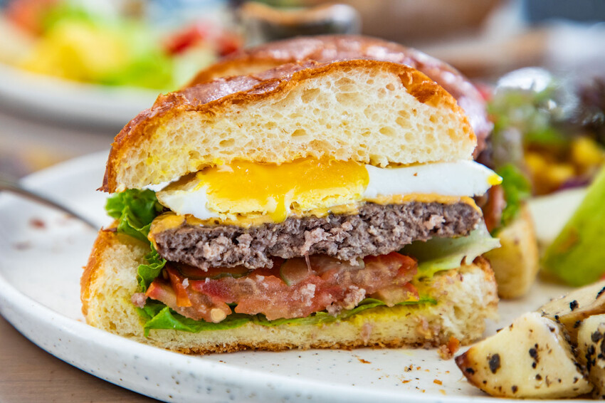 卓蘭小巷清風豪華露營，一泊三食網美必拍。