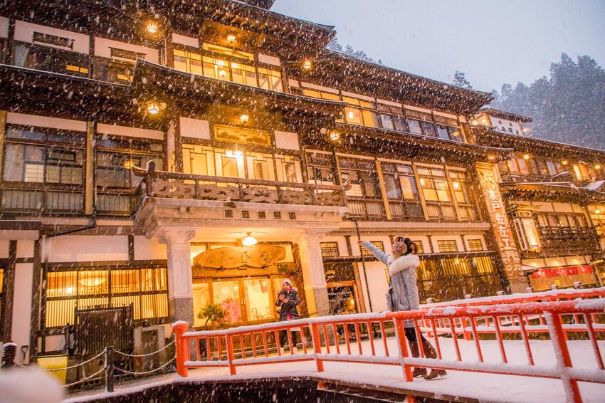 日本銀山溫泉雪景，神隱少女場景超夢幻，最新冬季交通管制情報。