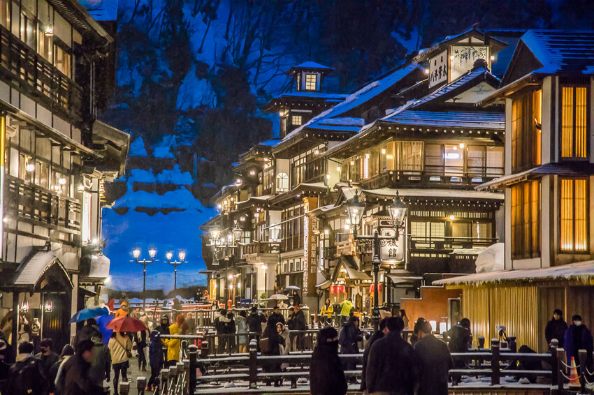 日本銀山溫泉雪景，神隱少女場景超夢幻，最新冬季交通管制情報。