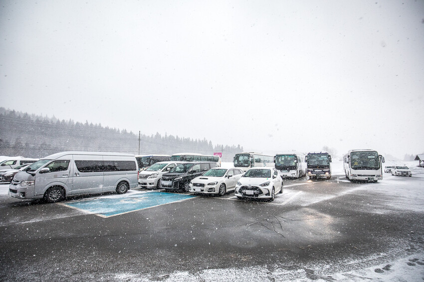 日本銀山溫泉雪景，神隱少女場景超夢幻，最新冬季交通管制情報。