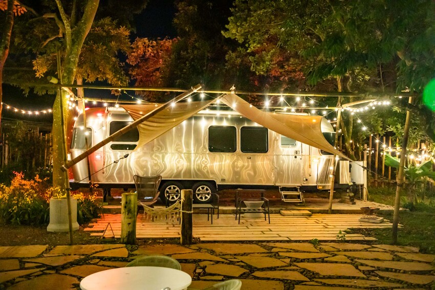 卓蘭小巷清風豪華露營，一泊三食網美必拍。