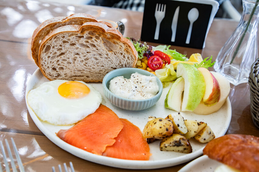 卓蘭小巷清風豪華露營，一泊三食網美必拍。